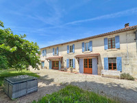 Propriété à vendre à Aubeterre-sur-Dronne, Charente - 395 000 € - photo n°1