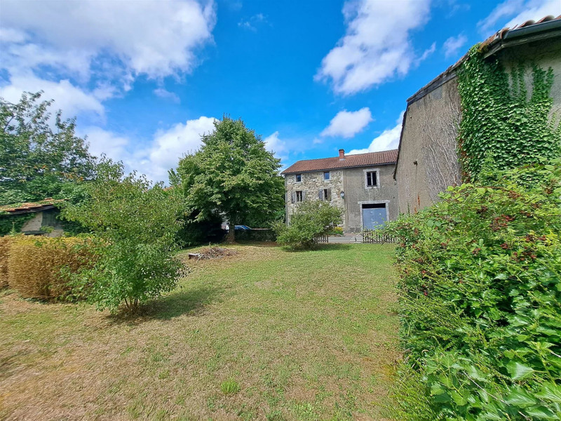 Maison à vendre à Roumazières-Loubert, Charente - 149.000 € - photo 1