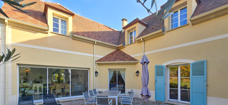 French property for sale in Maule, Yvelines - €850,000 - photo 0