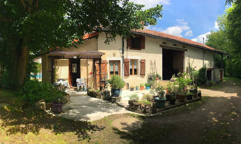Maison à vendre à Chabanais, Charente - 183.600 € - photo 1