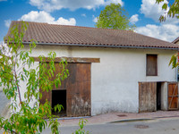 Maison à vendre à Terres-de-Haute-Charente, Charente - 74 800 € - photo 2