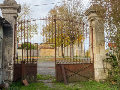 French property for sale in Beaulieu-sur-Sonnette, Charente - €50,000 - photo 4