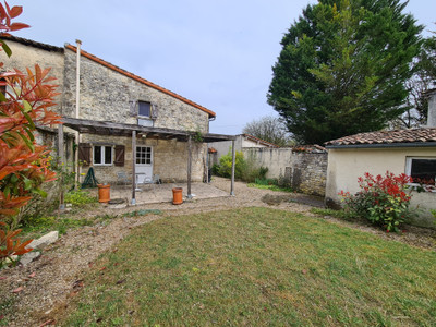 Maison à vendre à Aigre, Charente, Poitou-Charentes, avec Leggett Immobilier