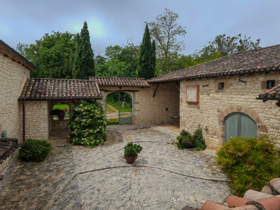 5-Hectare Estate with 220m² House, Pool, 80m² Guest Cottage, Professional and Leisure Spaces, Historic Charm

