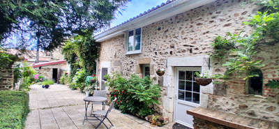 Maison à vendre à Fenioux, Deux-Sèvres, Poitou-Charentes, avec Leggett Immobilier