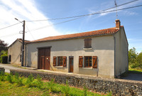 Maison à vendre à Montbron, Charente - 148.240 € - photo 1