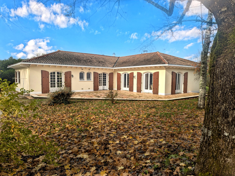 French property for sale in Angoulême, Charente - €359,000 - photo 1