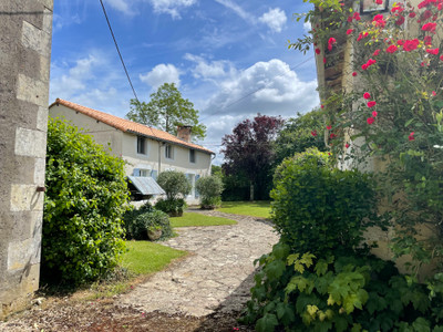 Maison à vendre à Sauzé-Vaussais, Deux-Sèvres, Poitou-Charentes, avec Leggett Immobilier
