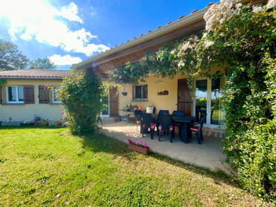 French property for sale in Montguyon, Charente-Maritime - €262,000 - photo 1