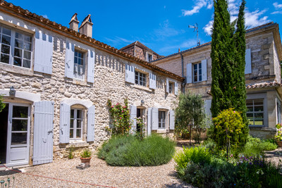 Magnificent MANOR with 2 gites, outbuildings, swimming pool, surrounded by 3.5 hectares! Dominant position!