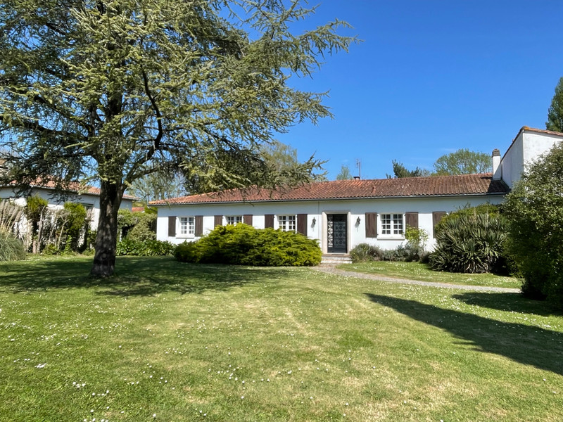 Propriété à vendre à Aigre, Charente - photoAltPrice