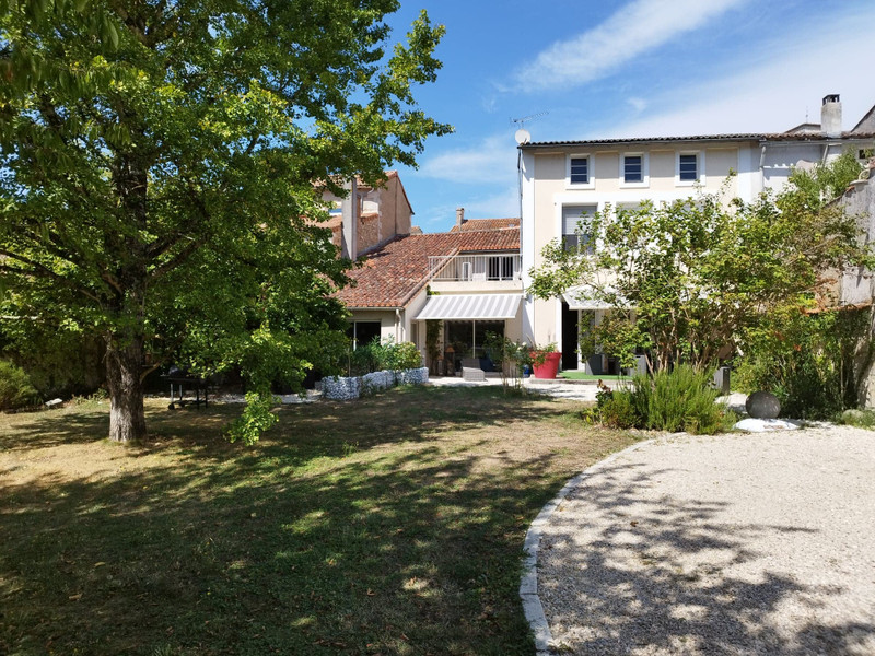 Maison à vendre à Coteaux-du-Blanzacais, Charente - 399.950 € - photo 1