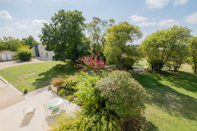 Impressive totally renovated 4 bedroom country house and second detached house, between Saintes & Pons.