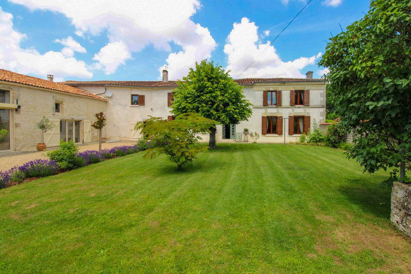 Maison à vendre à Saint-Martin-de-Juillers, Charente-Maritime - 646 600 € - photo 1