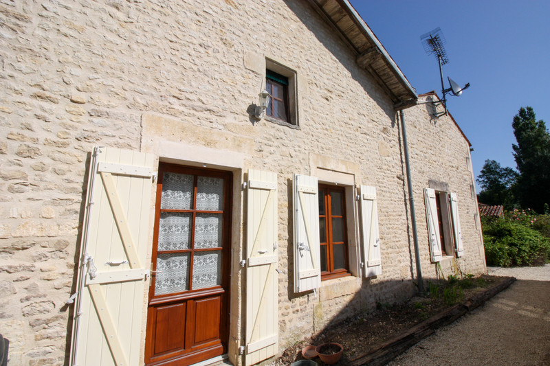 French property for sale in Le Gicq, Charente-Maritime - &#8364;318,000 - photo 2