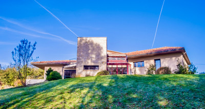 Architect-designed villa close to the forest on the outskirts of Périgueux.
