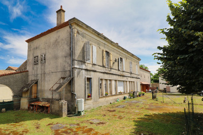 Maison à vendre à Sauzé-Vaussais, Deux-Sèvres, Poitou-Charentes, avec Leggett Immobilier