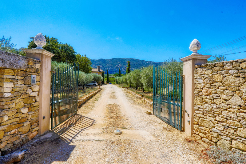 French property for sale in Maubec, Vaucluse - €1,800,000 - photo 9