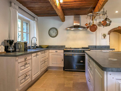 Superbe mas provençal en pierre, 8 chambres. Piscine. Maison d'amis. A 5 minutes d'un beau village.   
