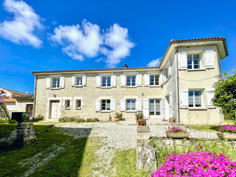 Maison à vendre à Ambérac, Charente - 139.520 € - photo 1