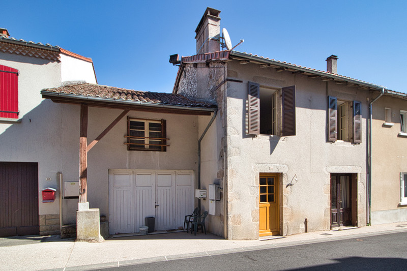 Maison à vendre à Montrollet, Charente - 68 000 € - photo 1
