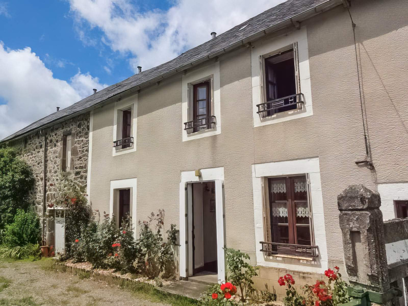 Maison à vendre à Saint-Saturnin, Cantal - 185 263 € - photo 1