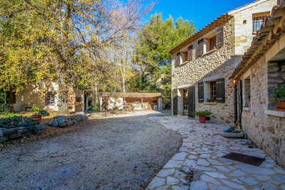 Provencal mas with pool, pretty and quiet surroundings, close to village