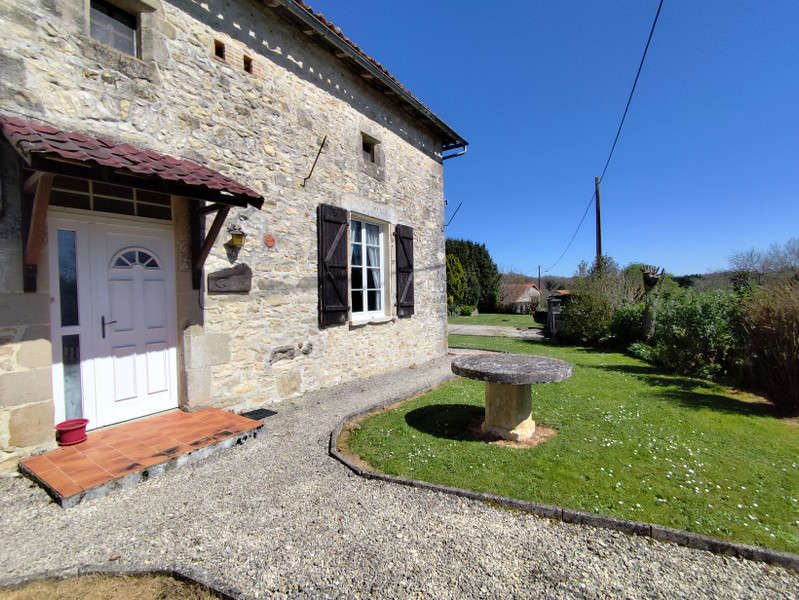 Maison à vendre à Le Grand-Madieu, Charente - 167.400 € - photo 1