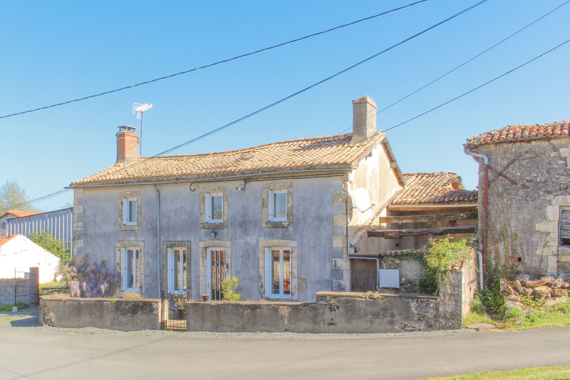 Maison à vendre à Beugnon-Thireuil, Deux-Sèvres - 63 600 € - photo 1