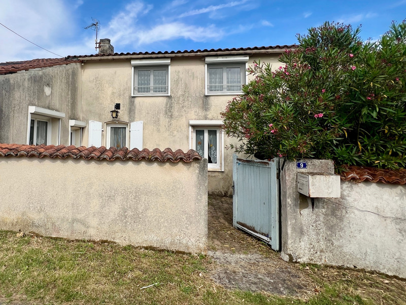 French property for sale in Saint-Savinien, Charente-Maritime - €205,200 - photo 0
