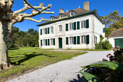 Close to the beaches of South Landes / Basque Country, an elegantly renovated 19th-century bourgeois house set