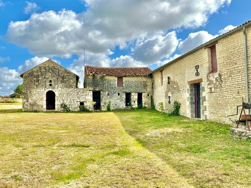 French property for sale in Lencloître, Vienne - €255,000 - photo 2