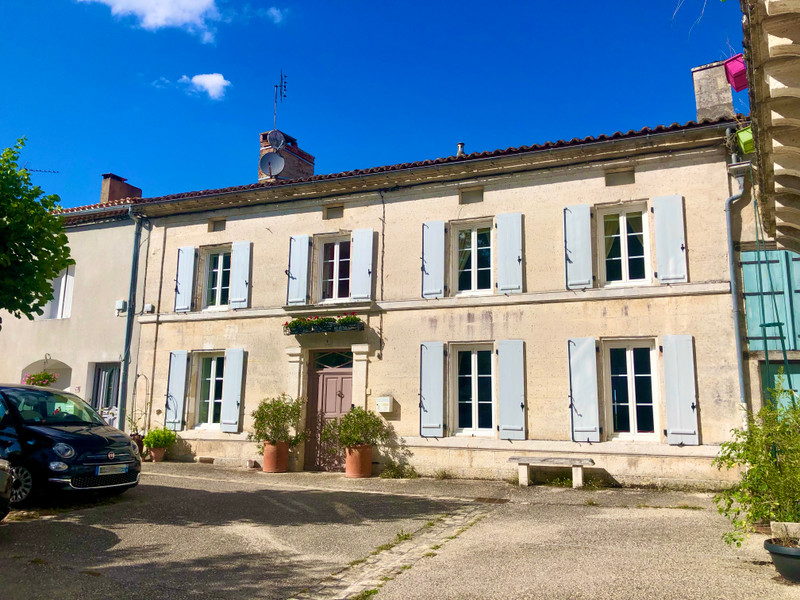 Maison à vendre à Montmoreau, Charente - 288 900 € - photo 1