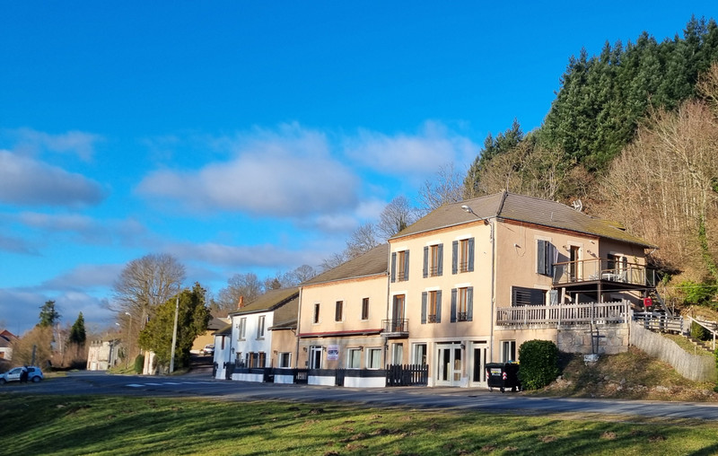 Maison à vendre à Le Mayet-de-Montagne, Allier - 492.900 € - photo 1