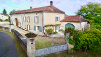 Maison à vendre à Brossac, Charente - 220.000 € - photo 1