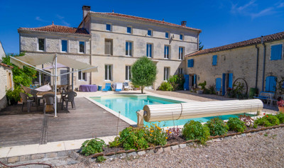 Impressionnante maison de maître de 5 chambres avec piscine et terrain dans un hameau près de St-Jean-d'Angély