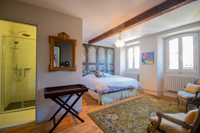 Character house with 12 rooms, 6 ensuite bedrooms in the town of Quillan, Aude.