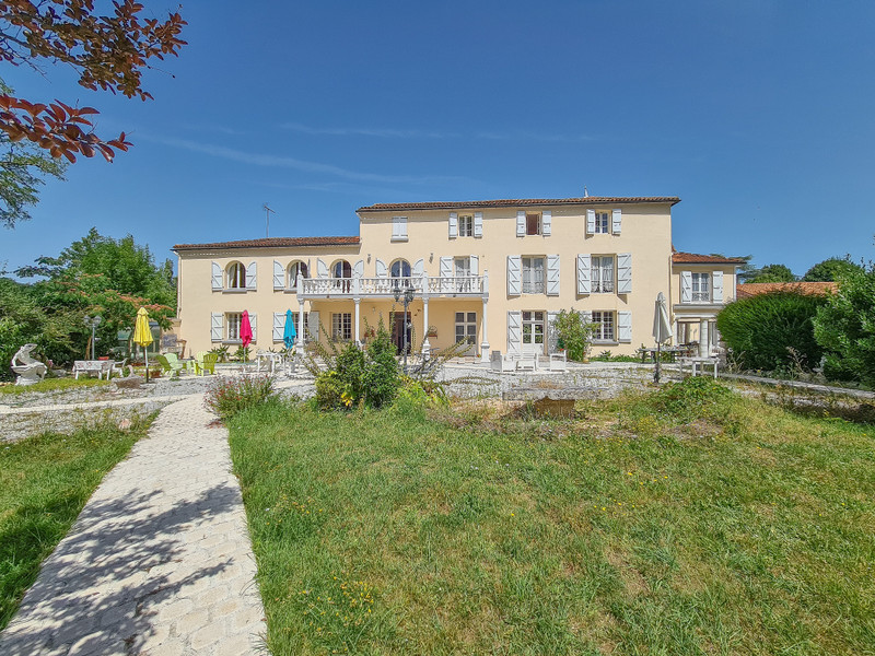 Maison à vendre à La Rochefoucauld-en-Angoumois, Charente - 526 500 € - photo 1