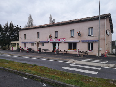 Commerce à vendre à Gardes-le-Pontaroux, Charente, Poitou-Charentes, avec Leggett Immobilier