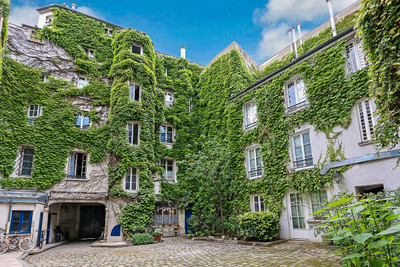 PARIS IV - Notre Dame District  | Characterful 1-2 bed flat with fireplace, exposed beams and a terrace. 