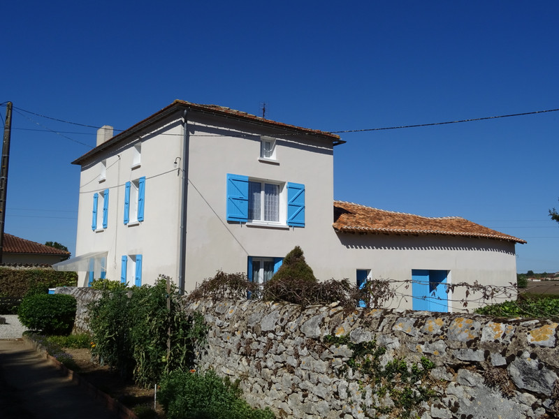 Maison à vendre à La Rochefoucauld-en-Angoumois, Charente - 114 450 € - photo 1