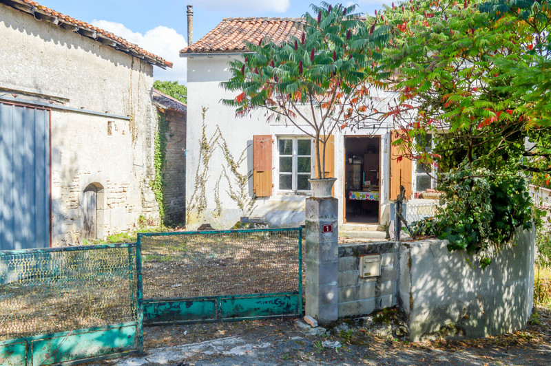 Maison à vendre à Aunac-sur-Charente, Charente - 46 600 € - photo 1