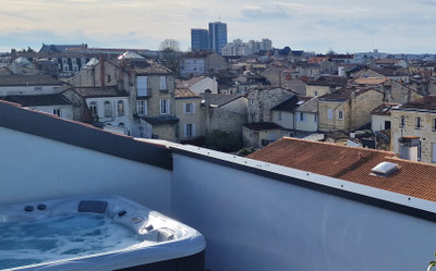 Bordeaux Fondaudège: Top-floor luxury duplex apartment with lift, balcony, rooftop terrace with jacuzzi.