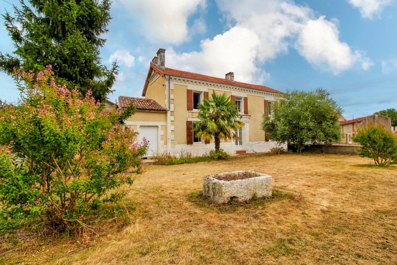 Maison à vendre à Lupsault, Charente - 262 150 € - photo 1