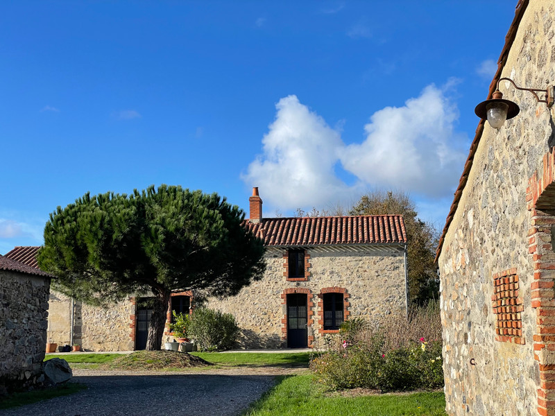 Maison à vendre à Nieul-le-Dolent, Vendée - 672 000 € - photo 1