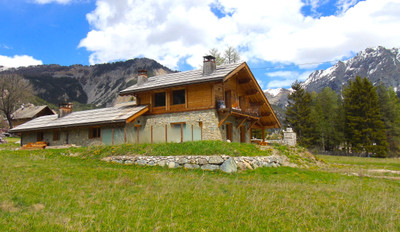 Chalet à vendre à Névache, Hautes-Alpes, PACA, avec Leggett Immobilier