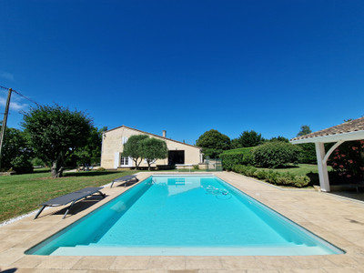 Beautifully restored 5 bedroom house with swimming pool and lovely views. On the outskirts of Coutras.