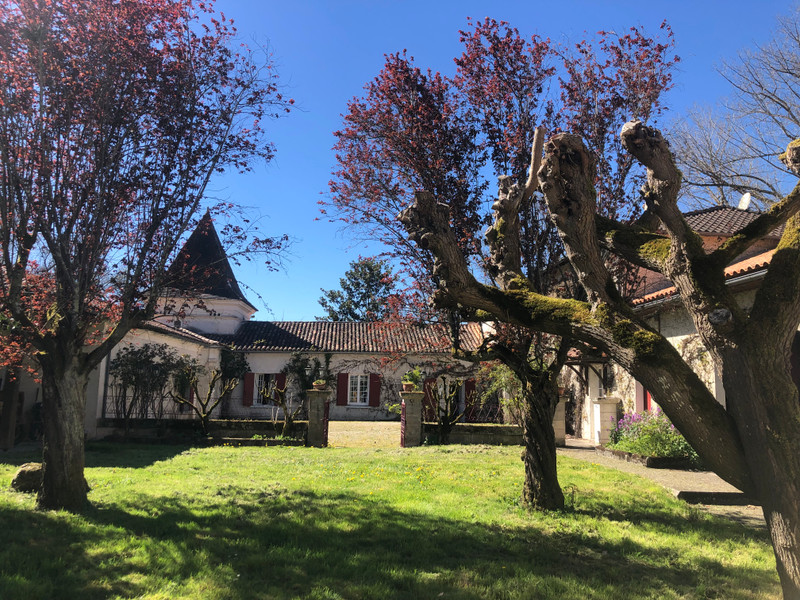 Maison à vendre à Salles-Lavalette, Charente - 519.960 € - photo 1