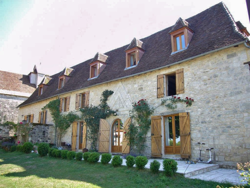 House for sale in Limeyrat Dordogne Wonderful and impressive stone