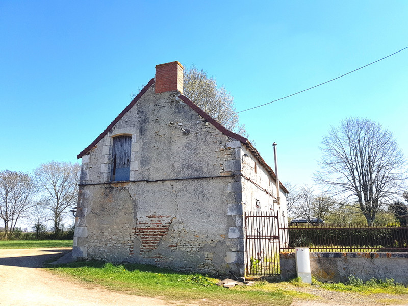 French property for sale in Béthines, Vienne - &#8364;35,600 - photo 2